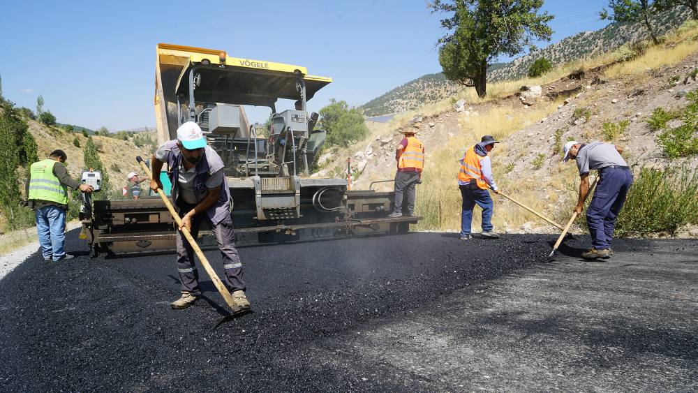 Büyükşehir Belediyesi, 
Göksun’un Kınıkkoz grup yolunu 
sıcak asfaltla yeniliyor.
