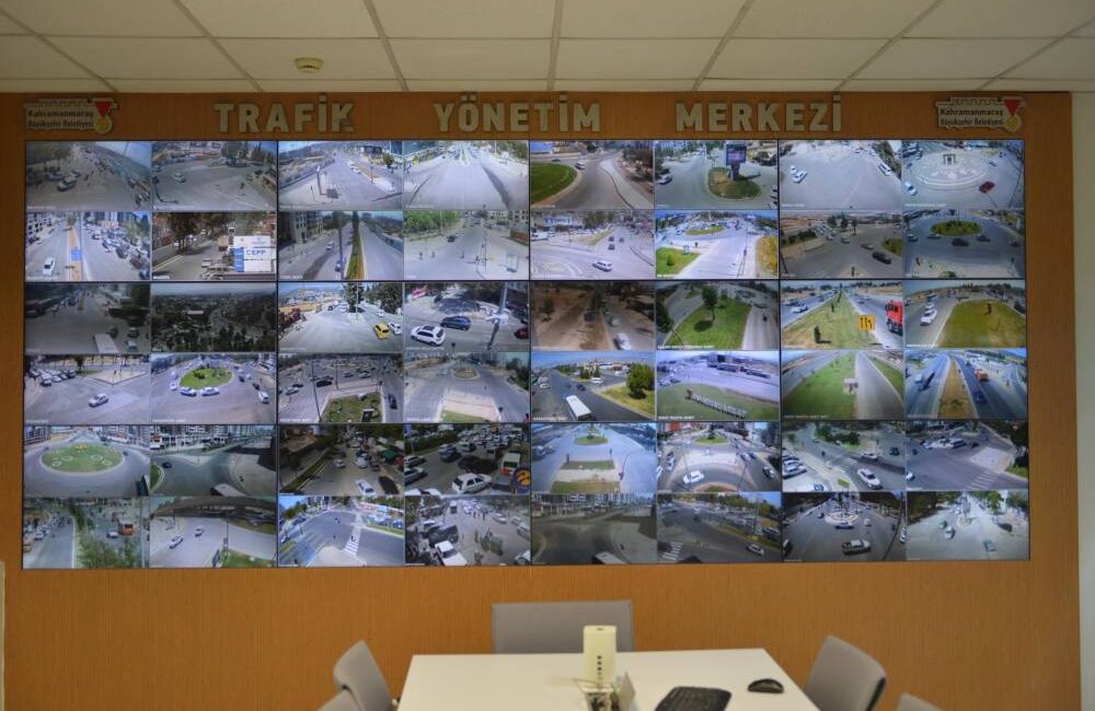 Büyükşehir Trafik Yönetim Merkezi, 
11 ilçede 300’ü aşkın kamera ve
