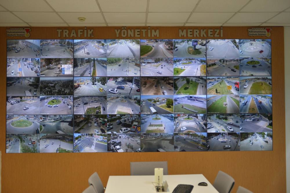 Büyükşehir Trafik Yönetim Merkezi, 
11 ilçede 300’ü aşkın kamera ve