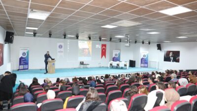 Kahramanmaraş İstiklal Üniversitesi (KİÜ) ile Kültürlerarası Hemşirelik Derneği iş birliğinde
düzenlenen