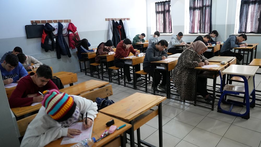 Büyükşehir Belediyesi tarafından üniversiteye hazırlanan gençlere yönelik düzenlenen ücretsiz deneme