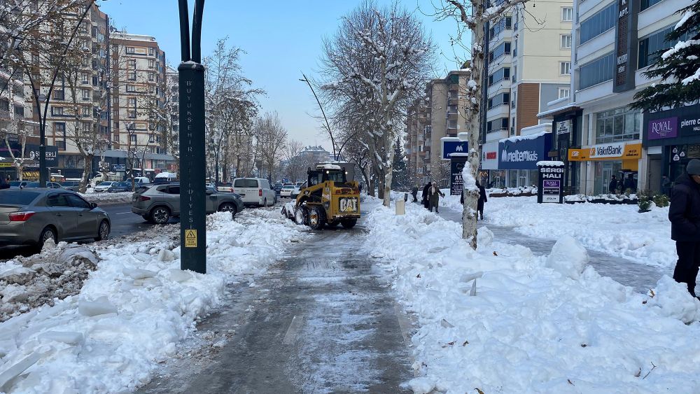 Büyükşehir Belediyesi, yoğun kış şartlarına karşı yaya güvenliğini sağlamak amacıyla