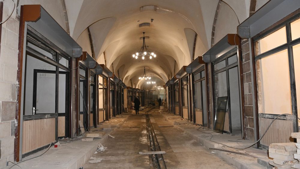 Asrın felaketinde ağır hasar alan Tarihi Kapalı Çarşı’da yürütülen restorasyon