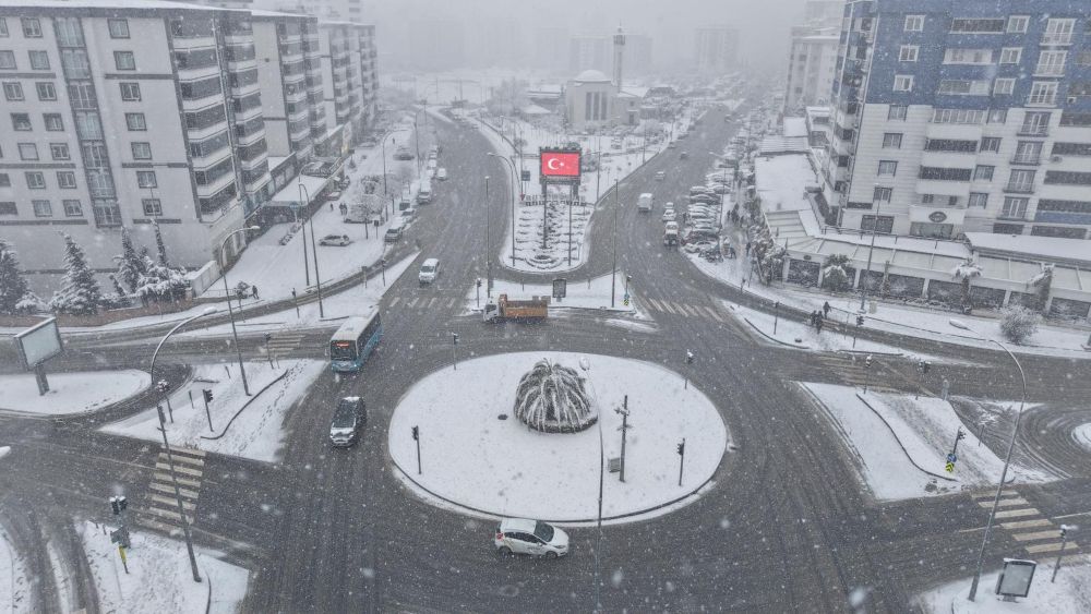 Kahramanmaraş Büyükşehir Belediyesi, kar yağışının başlamasıyla birlikte şehir merkezinde kar