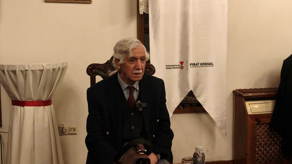 Yazar ve tarihçi Dursun Gürlek “Bir Kitap ve
Kültür Muhafızı: Ali