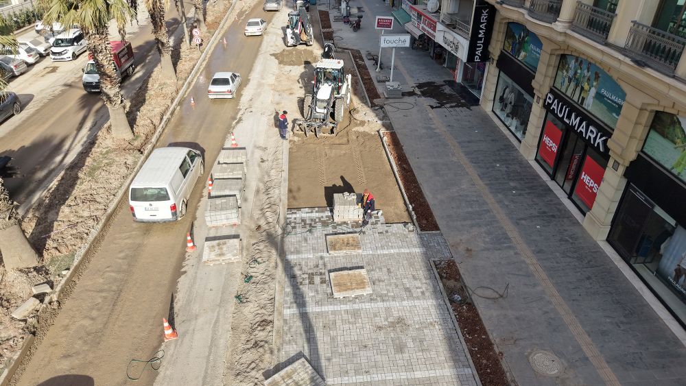 Büyükşehir Belediyesi, Trabzon Bulvarı’nda yürüyüş yolu ve orta refüj imalatlarını