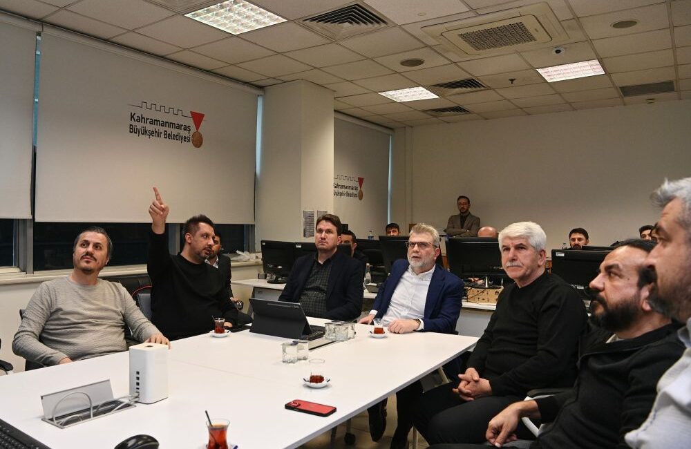 Kahramanmaraş Büyükşehir Belediyesi, şehir genelinde etkili olan kar yağışının ulaşımı