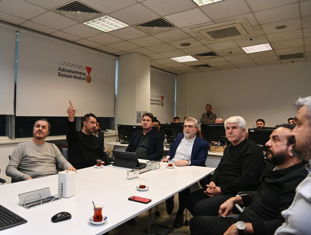 Kahramanmaraş Büyükşehir Belediyesi, şehir genelinde etkili olan kar yağışının ulaşımı