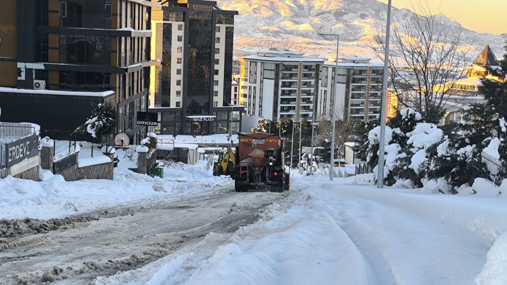 Büyükşehir Belediyesi, yapılan don ve buzlanma uyarılarının ardından 
şehir genelinde