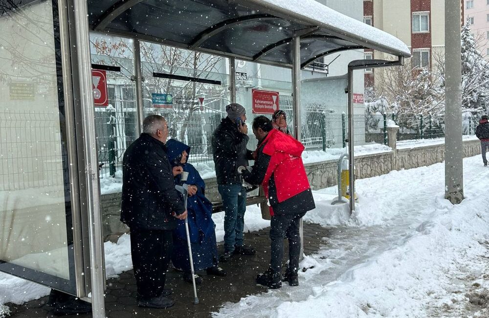 Onikişubat Belediyesi, ilçede etkili olan kar yağışının hayatı olumsuz etkilememesi