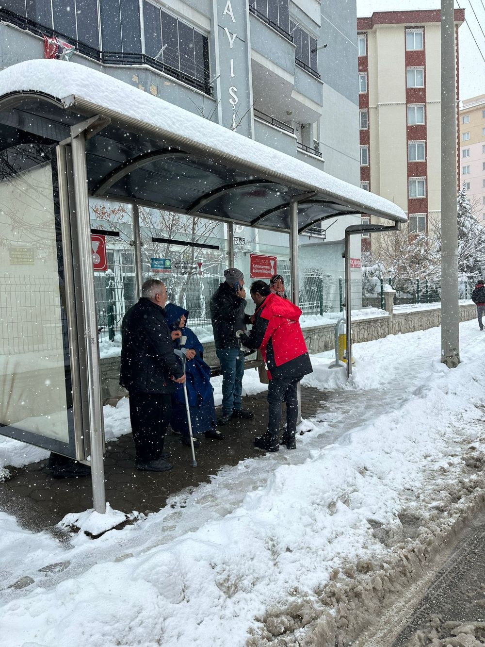 Onikişubat Belediyesi, ilçede etkili olan kar yağışının hayatı olumsuz etkilememesi