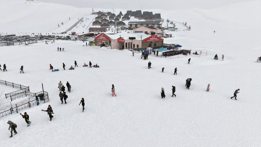 Akdeniz’in kayak merkezi Yedikuyular, binlerce ziyaretçiyi ağırladı.