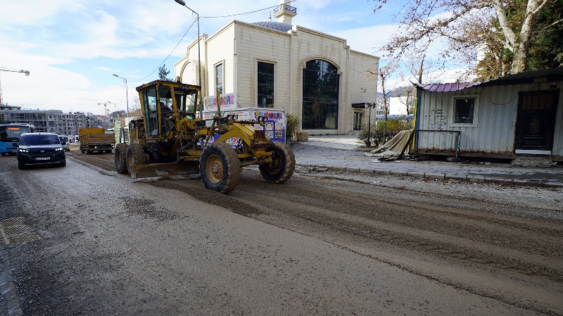 Büyükşehir Belediyesi, yoğun kar ve yağmurun ardından şehir genelinde oluşan
