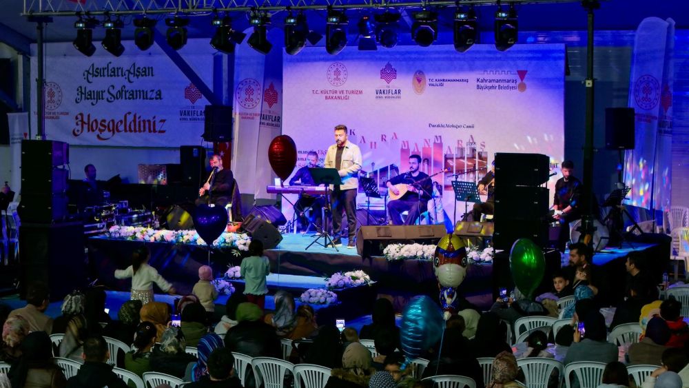 Büyükşehir Belediyesinin Ramazan Sokağı’nda binlerce kişi iftar sofrasında bir araya
gelerek