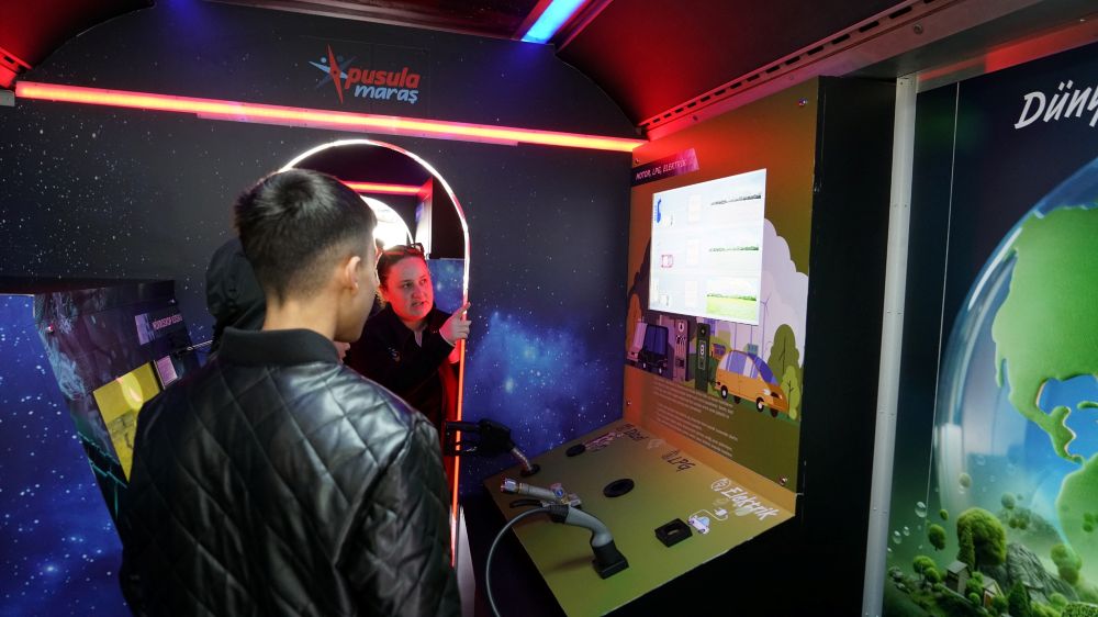 Büyükşehir Belediyesinin "yürüyen bilim merkezi" konseptli projesi Pusula Maraş Bilim