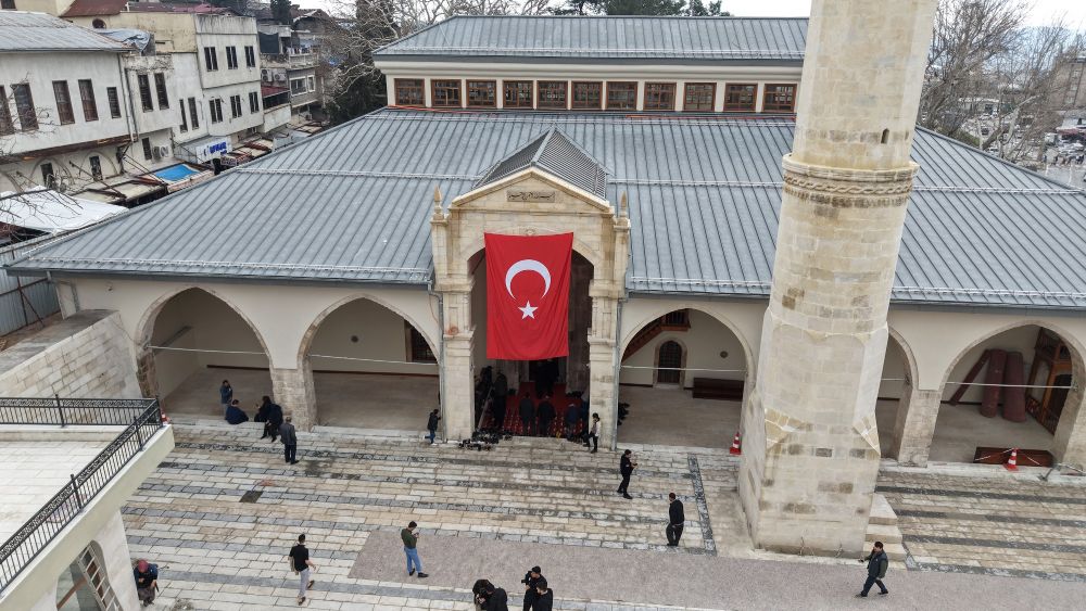 Tamamlanan restorasyon çalışmalarının ardından bugün yeniden ibadete açılan Tarihi
Ulu Camii,