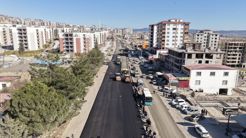 Altyapı yatırımlarının tamamlandığı Vezir Hoca Bulvarı’nda zemin hazırlıklarının
ardından sıcak asfalt
