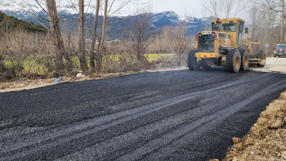 Büyükşehir Belediyesi, Andırın’daki 30 kilometrelik grup yolunda yağışlar nedeniyle oluşan