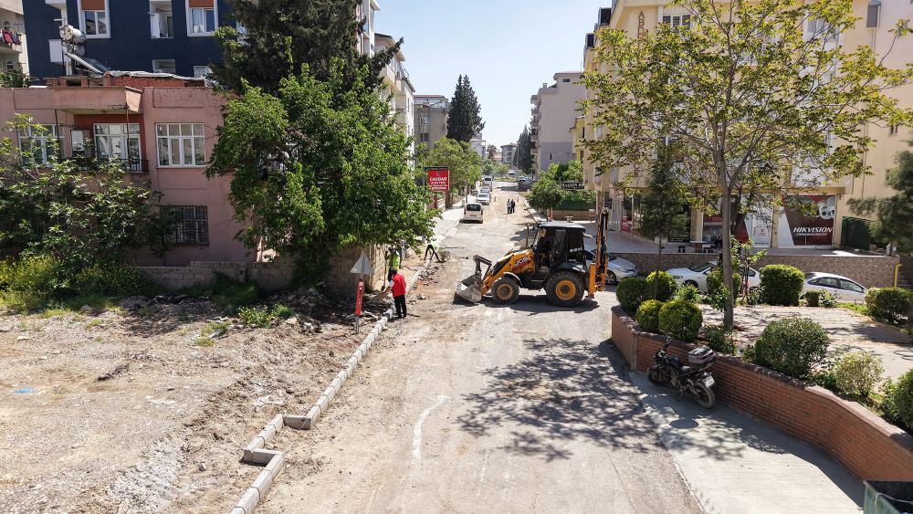 Büyükşehir Belediyesi, Dulkadiroğlu Egemenlik Mahallesi’nde başlattığı kapsamlı yenileme çalışmalarıyla 12