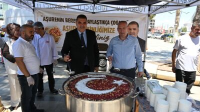 Türkoğlu Millet Meydanı'nı dolduran binlerce vatandaşa kendi elleriyle aşure ikram