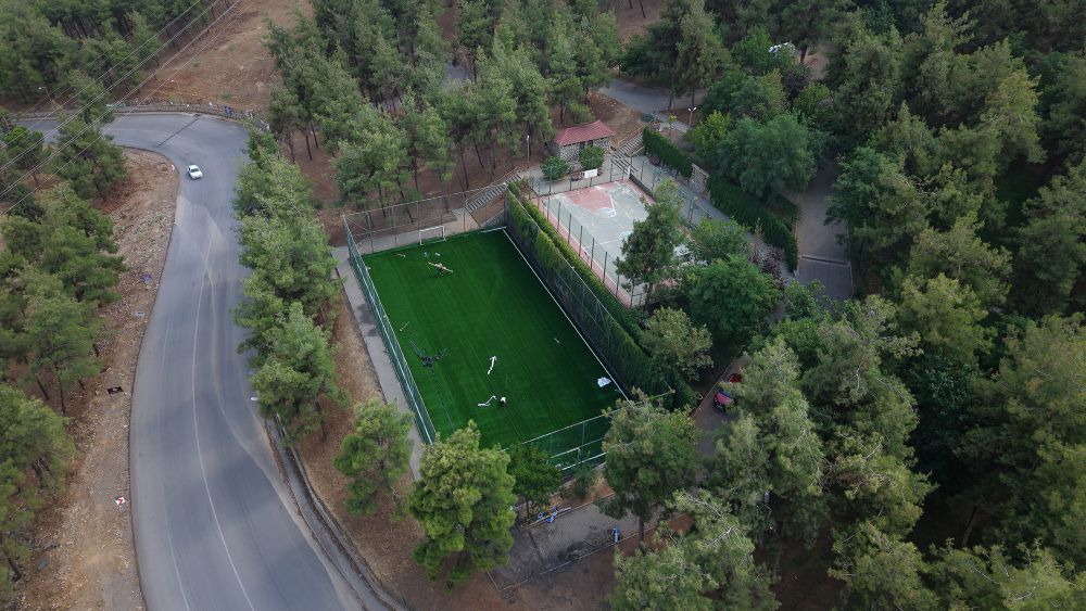 Büyükşehir Belediyesi, şehir genelinde 31 halı sahayı gençlerin hizmetine sunarken,
mevcut