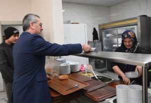 AKM Kahraman Makina’yı ziyaret ederek işletme yetkilileri ve çalışanlarıyla bir