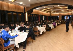 Başkan Güngör, TOBB Fen Lisesi Öğrencileriyle Oruç Açtı Şairler Tepesi’nde