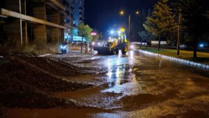 Kahramanmaraş Büyükşehir Belediyesi, akşam saatlerinde etkili olan sağanak yağış sonrası