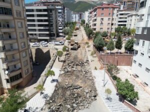 Onikişubat Belediyesi Fen İşleri Müdürlüğü ekipleri, asfalt çalışmalarını hız kesmeden