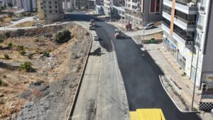 Kahramanmaraş Büyükşehir Belediyesi, Onikişubat ilçesine bağlı Yamaçtepe Mahallesi’nde ulaşımı sağlayan