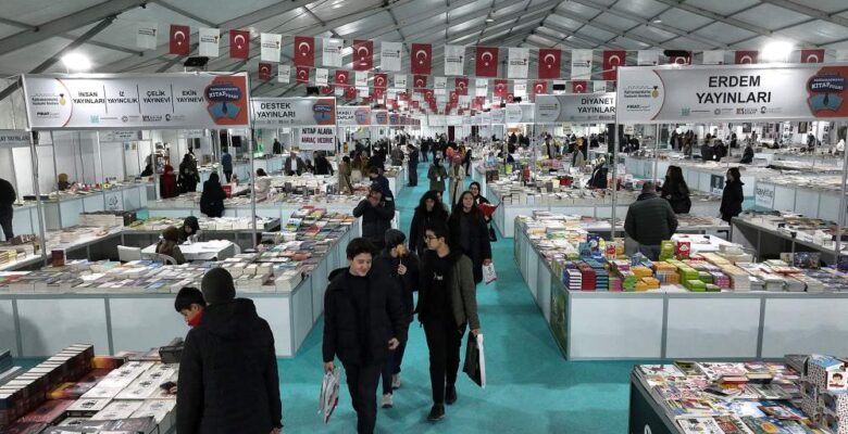 Büyükşehir’in Uluslararası Kitap Fuarı Katılımcıların Beğenisini Kazanıyor