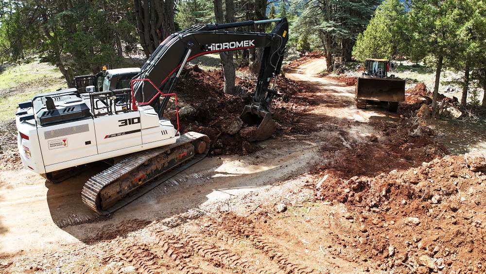 Büyükşehir Belediyesi, Göksun’un kırsal mahallelerinden Kaleboynu’na bağlı Aybastı
mevkiine ulaşım sağlayan