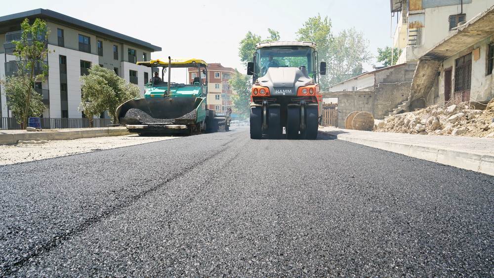 Büyükşehir Belediyesi, Azerbaycan Mahallesi’nde ana ve ara yolları sıcak asfaltla
kaplayarak