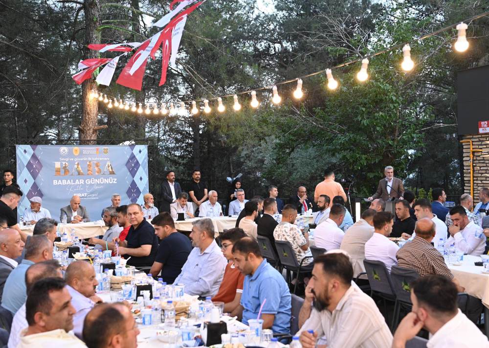 Babalar Günü dolayısıyla düzenlenen programda şehit babaları ve gazilerle bir