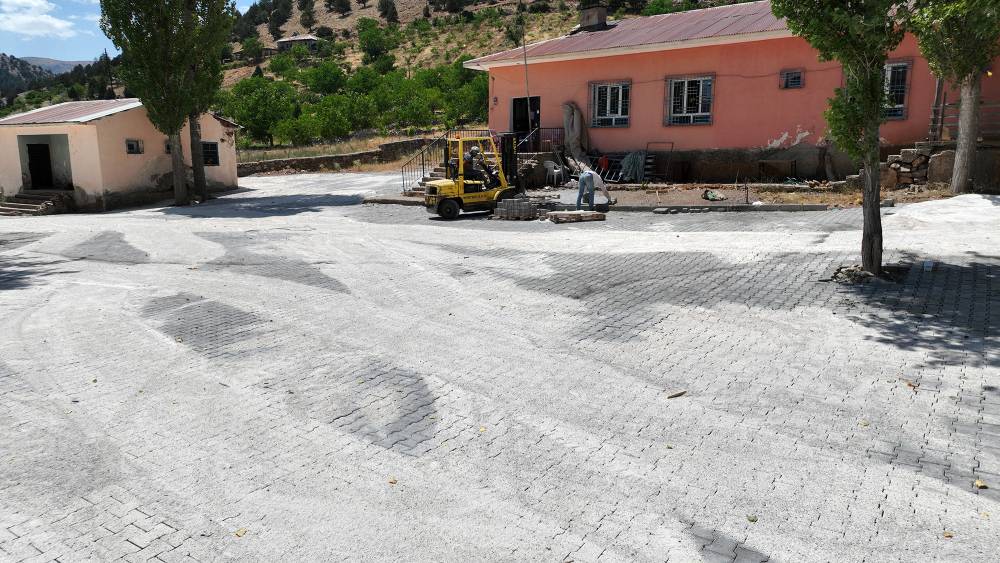 Kahramanmaraş Büyükşehir Belediyesi, şehir merkezi, ilçeler ve kırsal mahalleler arasında