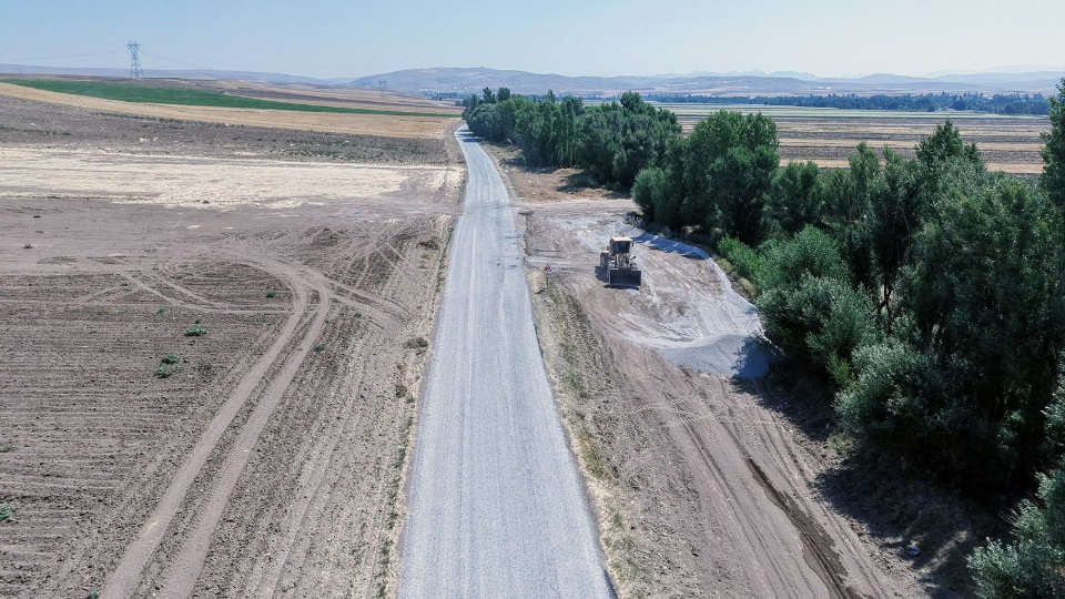 Büyükşehir Belediyesi, Elbistan kırsalında Gündere ve Geçit mahallelerini karayoluna bağlayan