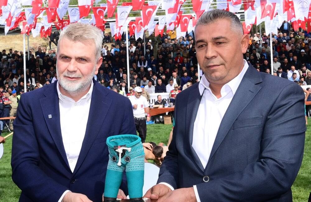 “Ata Sporumuzun Kalbi Kahramanmaraş’ta Atacak” 14. Geleneksel Bertiz Baydemirli Kısa Şalvar Güreş Festivali’ne katılan Başkan