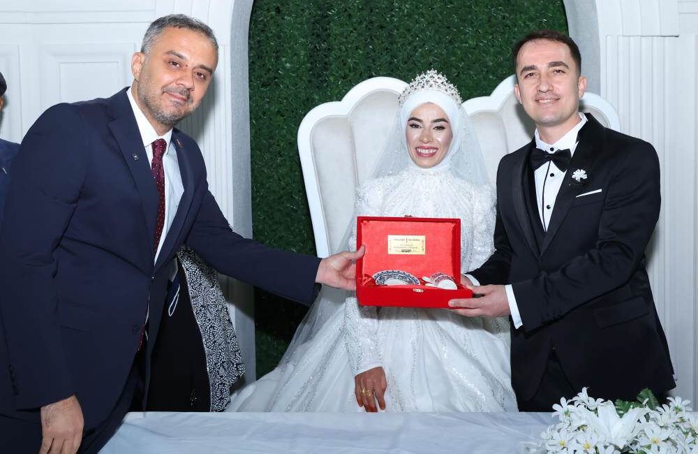 Aile Yılı’nda Evlenecek Çiftlere Onikişubat Belediyesi’nden Destek Onikişubat Belediyesi’nin yeni yatırımı olan Kavlaklı Kır Düğün Salonu’nun açılışı