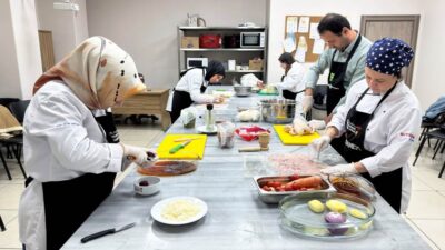 Büyükşehir Belediyesi’nin aşçılık kurslarında eğitim alan kursiyerler, 
geleneksel Türk mutfağından