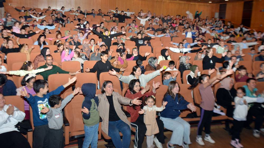 “Dile Benden Ne Dilersen” adlı çocuk oyunu, 
NFK Kültür Merkezi’nde