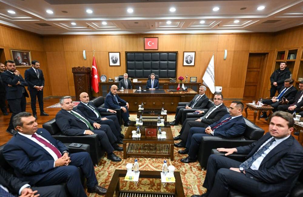 Büyükşehir Belediye Başkanı Fırat Görgel, programı kapsamında şehre gelen Adalet
Bakanı