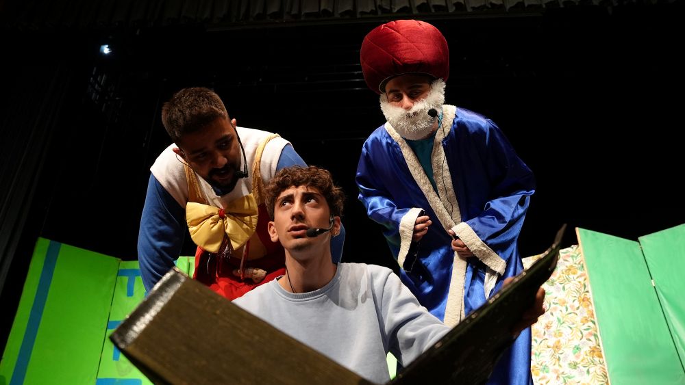 Büyükşehir Belediyesi, “Masallara İnan” adlı tiyatro gösterisini NFK Kültür
Merkezi’nde çocuklarla