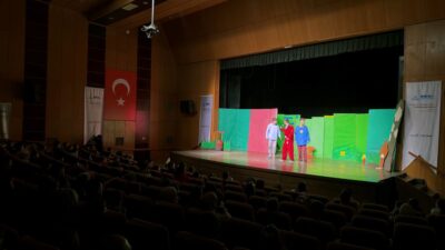 NFK Kültür Merkezi’nde sahnelenen çocuk oyunu, iki gösterimde minik izleyiciyi