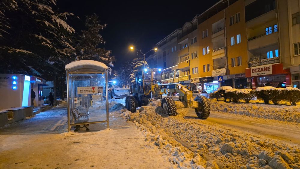 Kahramanmaraş Büyükşehir Belediyesi, Göksun’da etkili olan kar yağışı ve buzlanmaya