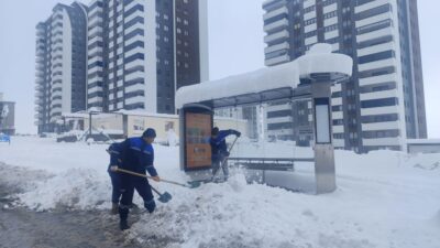 Kahramanmaraş Büyükşehir Belediyesi, kar yağışının ardından yaya güvenliğini sağlamak amacıyla