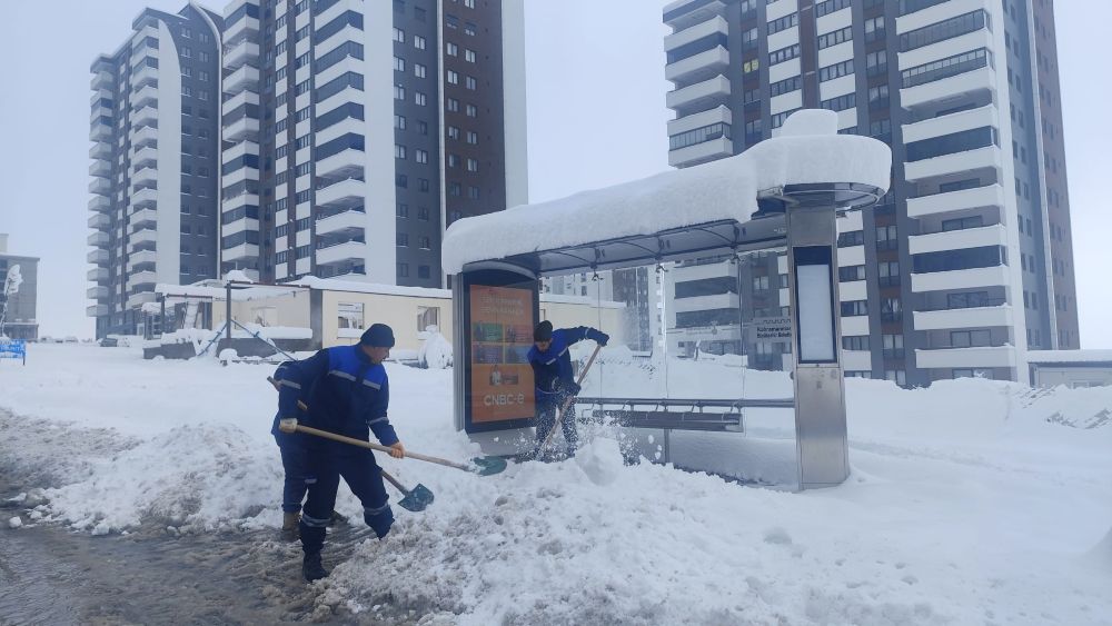 Kahramanmaraş Büyükşehir Belediyesi, kar yağışının ardından yaya güvenliğini sağlamak amacıyla