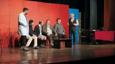 “Deliriyorum Haberin Olsun” adlı komedi gösterisi, salonu dolduran tiyatroseverlere unutulmaz