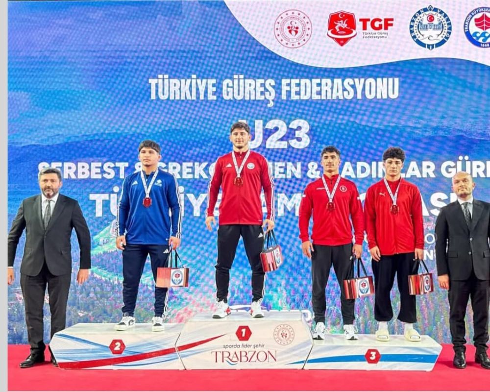 U23 Serbest Güreş Türkiye Şampiyonası’nda mücadele eden Büyükşehir Belediyesi sporcuları,