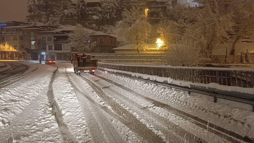 Kahramanmaraş Büyükşehir Belediyesi, kar yağışının ardından ulaşımda aksama yaşanmaması için