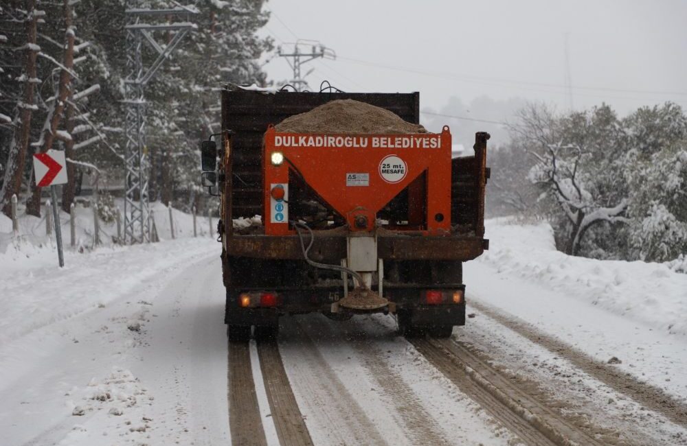 Dulkadiroğlu Belediyesi, ilçede etkili olan kar yağışının günlük yaşamı olumsuz
